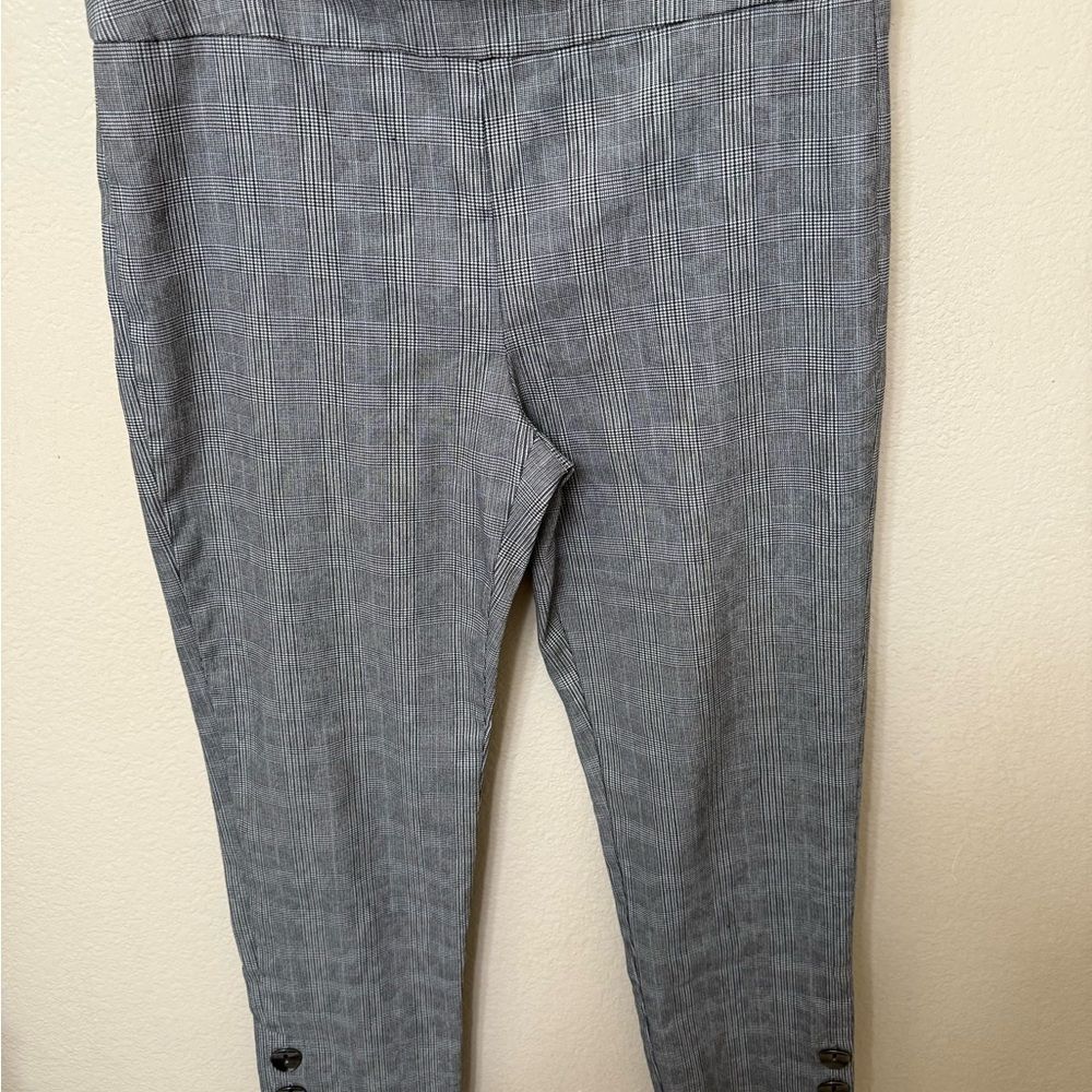 Gray Ankle Cropped wide leg large buttons Pants Textured Fabric B & W plaid